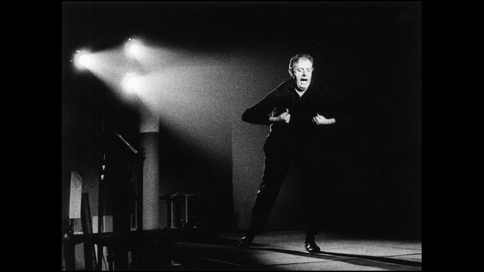 Dario Fo durante la commedia 'Il Mistero Buffo', 1969 (Afp)
