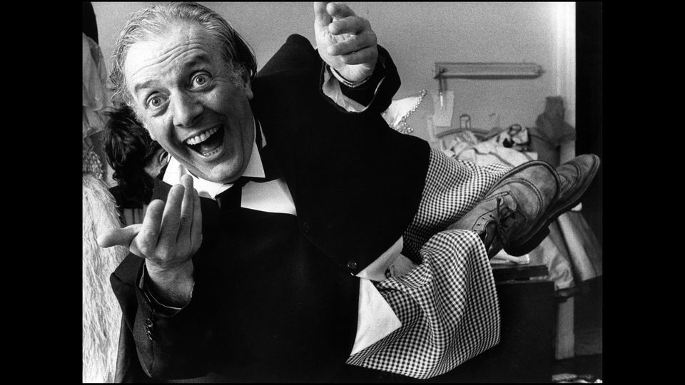 Dario Fo interpreta il politico italiano Amintore Fanfani nella commedia 'Il Fanfani rapito', alla Palazzina Liberty di Milano,1975 (Afp)