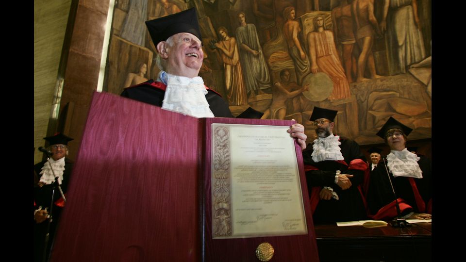 Dario Fo premio nobel nel 1997 riceve laurea Honoris causa, 2006 (Afp)