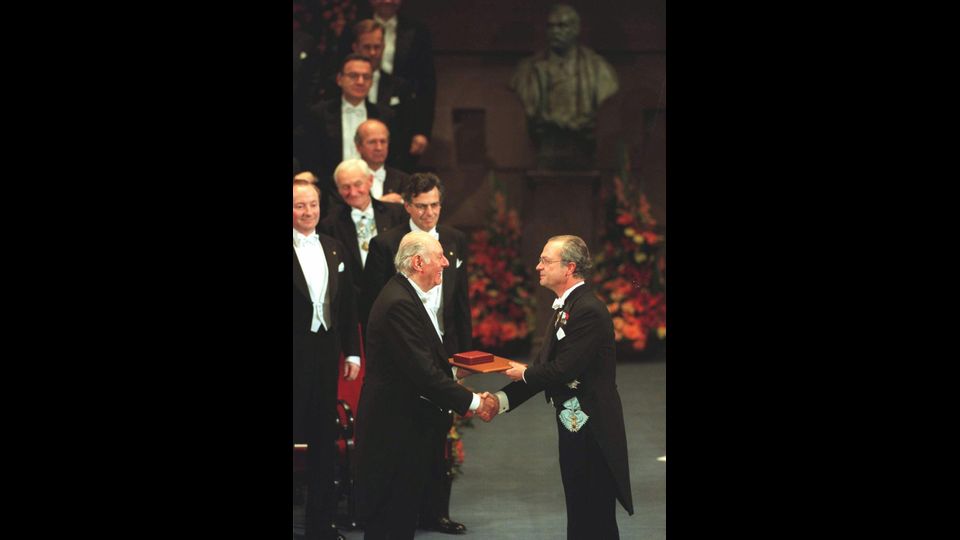 Dario Fo riceve il premio Nobel per la letteratura,1997 (Afp)