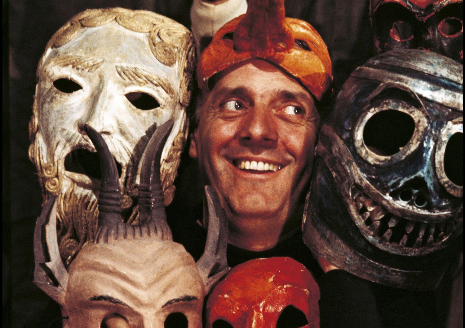 Un ritratto di Dario Fo contornato da tante maschere durante uno dei suoi spettacoli teatrali, 1969 (Afp)