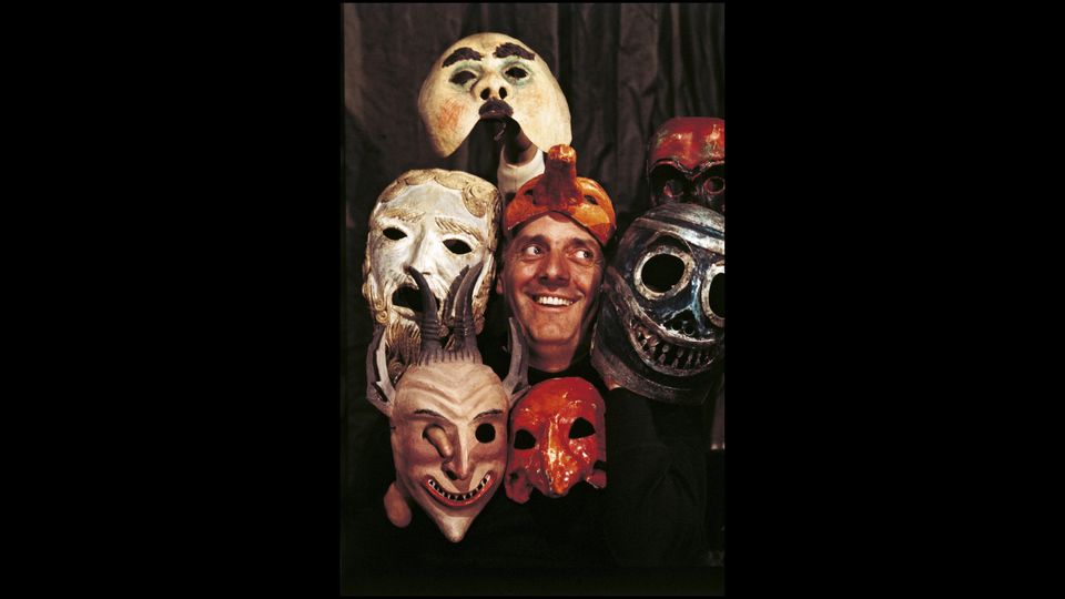 Un ritratto di Dario Fo contornato da tante maschere durante uno dei suoi spettacoli teatrali, 1969 (Afp)