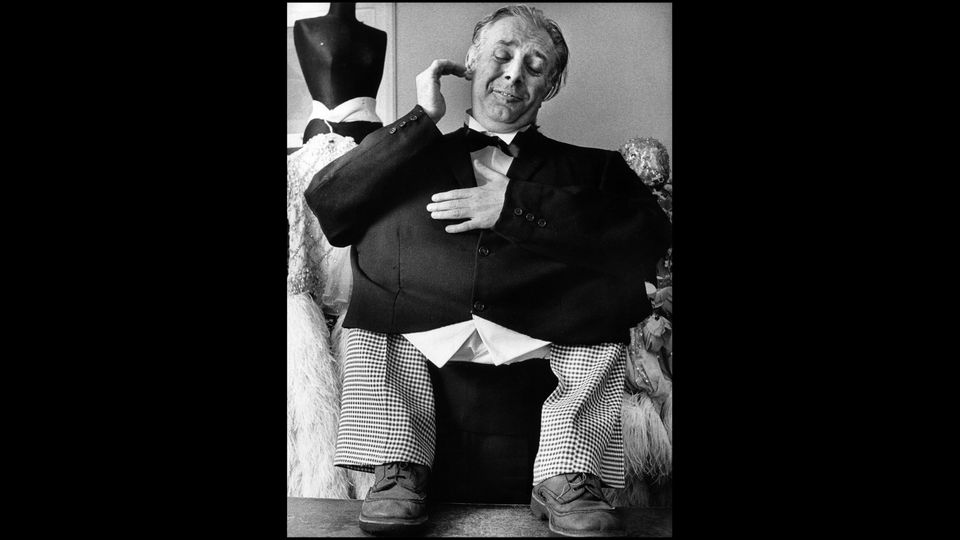 Dario Fo interpreta il politico italiano Amintore Fanfani nella commedia 'Il Fanfani rapito', alla Palazzina Liberty di Milano,1975 (Afp)