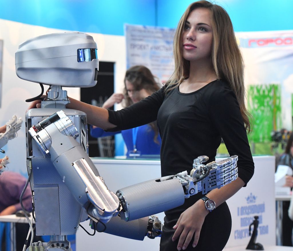 &nbsp; &nbsp; Ragazza balla con un robot