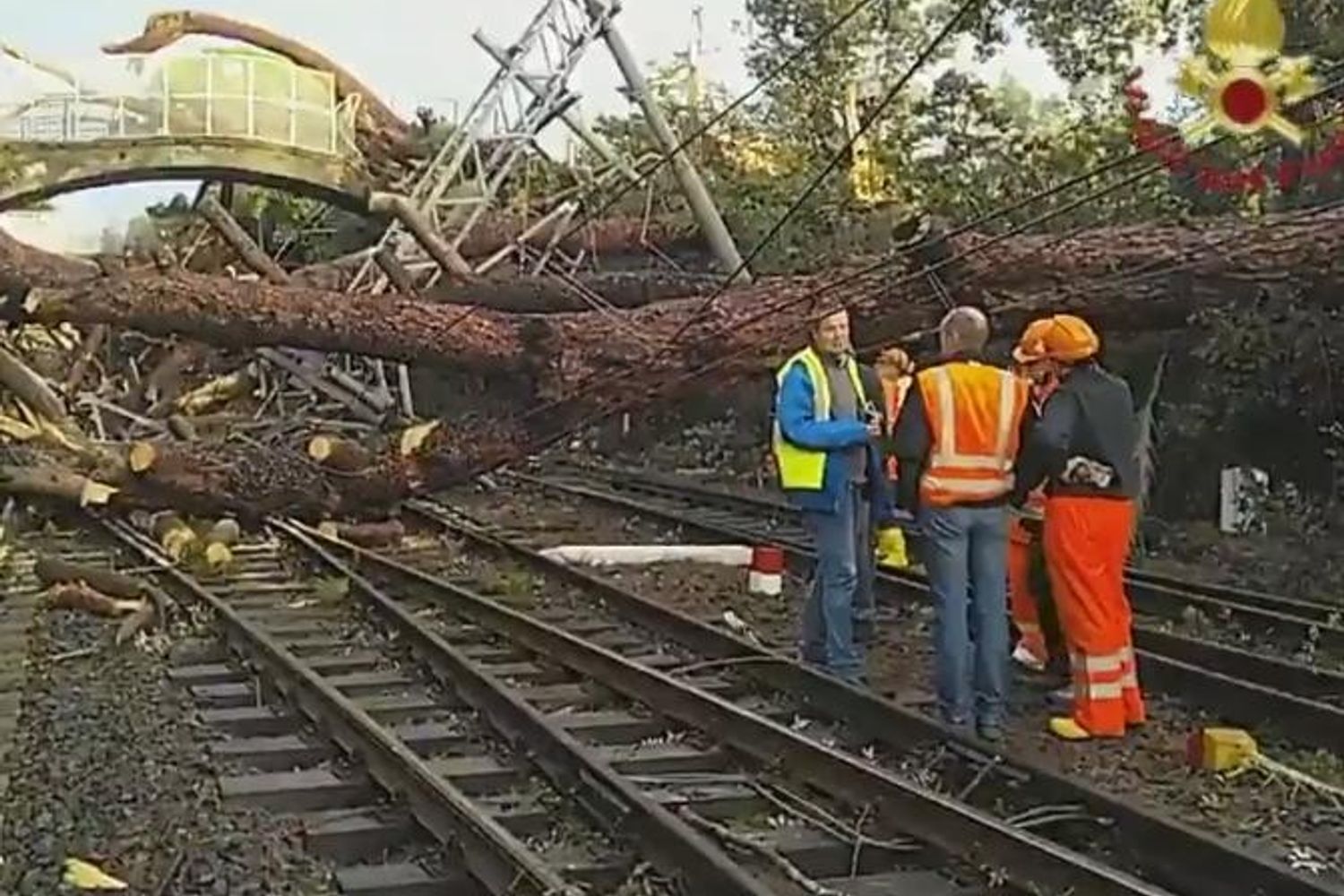 &nbsp;Genova caduta alberi su binari (foto video vigili fuoco)