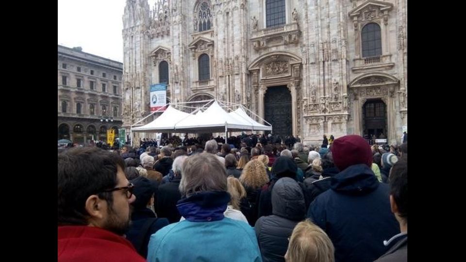 In Piazza Duomo a Milano l'ultimo abbraccio a Dario Fo (twitter)