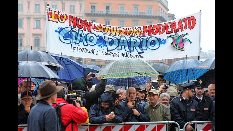 &nbsp;Migliaia le persone in piazza per i funerali laici del 'grande giullare' (Agf)