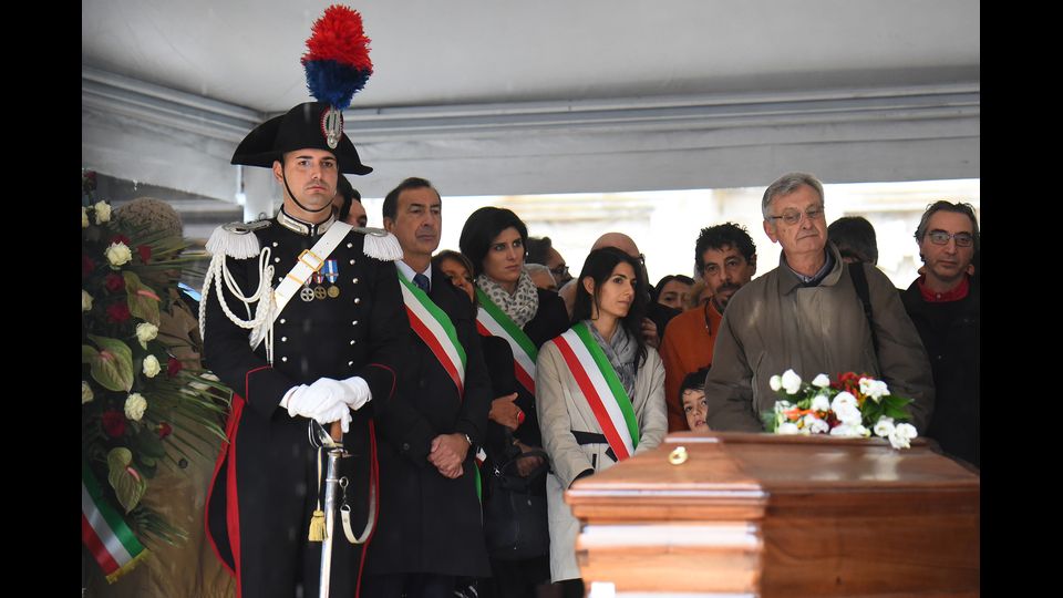 Il sindaco di Milano Giuseppe Sala, di Torino Chiara Appendino e il sindaco di Roma Viriginia Raggi alla cerimonia laica per i funerali di Dario Fo (Afp)