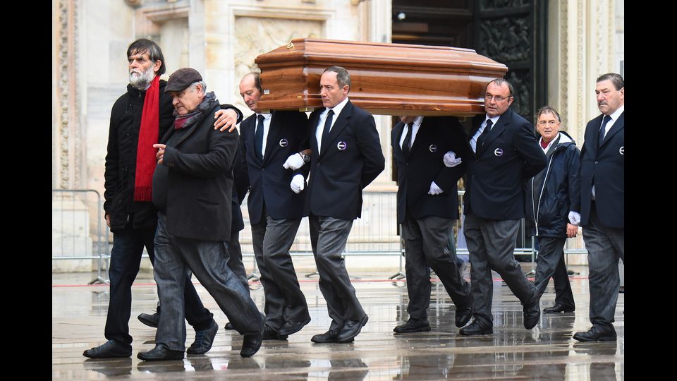 L'arrivo del feretro di Dario Fo in Piazza Duomo, davanti il figlio Jacopo (Afp)