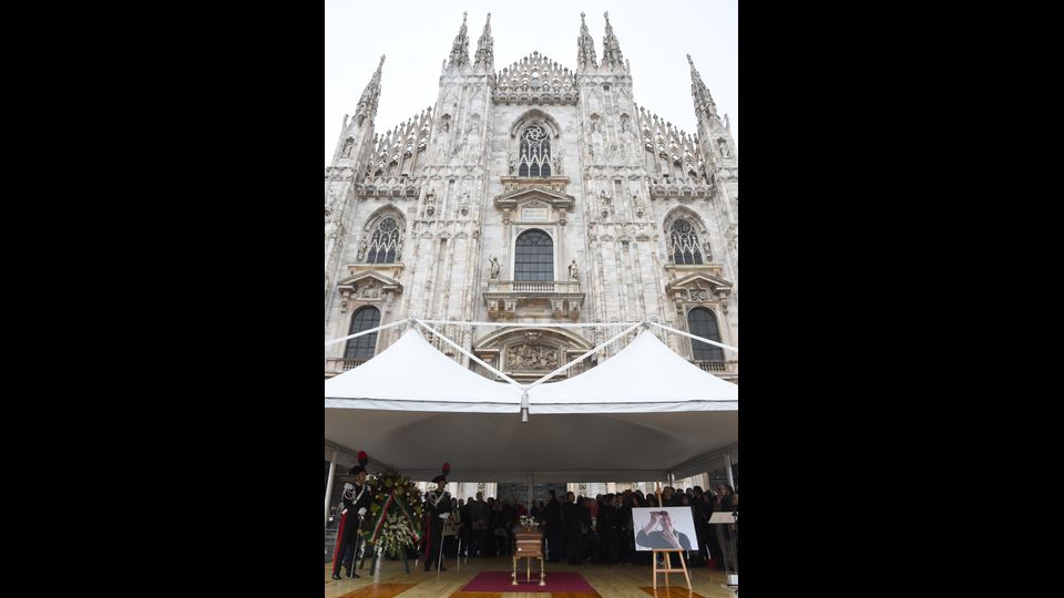 &nbsp;L'ultimo saluto a Dario Fo in Piazza Duomo, a Milano (Afp)