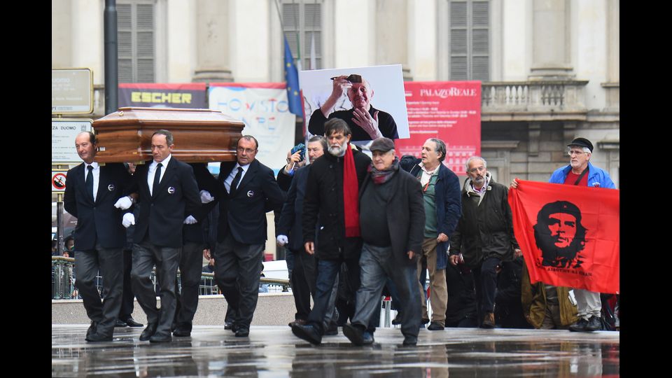 In Piazza Duomo a Milano l'ultimo abbraccio a Dario Fo (Afp)