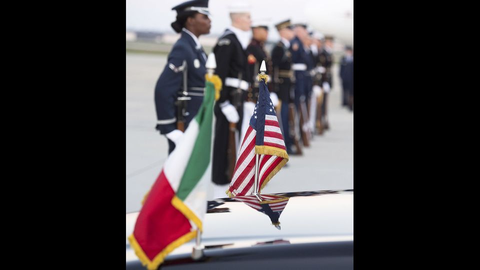 L'arrivo di Renzi a Washington con la delegazione italiana &nbsp;