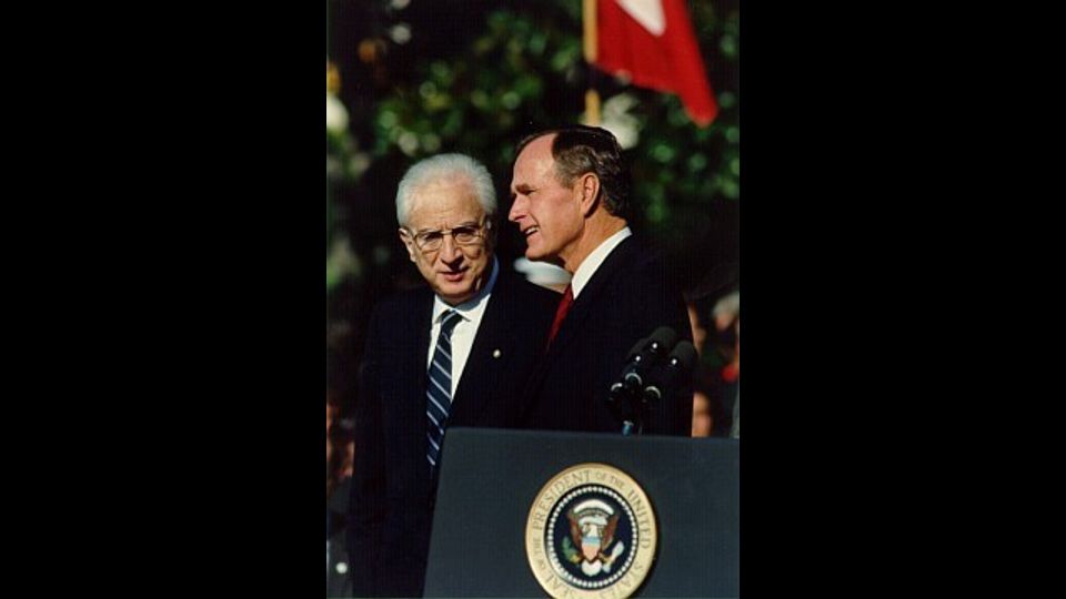 Il presidente americano George Bush riceve alla Casa Bianca il capo dello Stato Francesco Cossiga l'11 ottobre 1989 (foto dal sito del Quirinale)&nbsp;