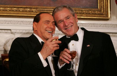 Il presidente americano George W. Bush riceve alla Casa Bianca il presidente del Consiglio Silvio Berlusconi il 14 ottobre 2008 (foto Afp) &nbsp;