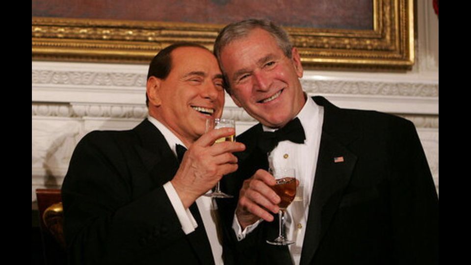 Il presidente americano George W. Bush riceve alla Casa Bianca il presidente del Consiglio Silvio Berlusconi il 14 ottobre 2008 (foto Afp) &nbsp;