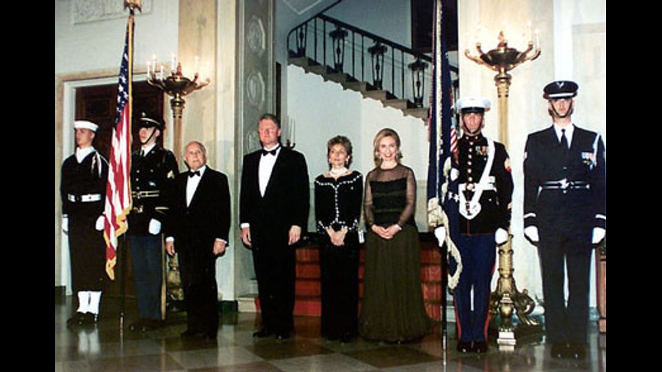 La cena di Stato alla Casa Bianca con il presidente della Repubblica Oscar Luigi Scalfaro ospite del presidente Bill Clinton il 2 aprile 1996 (foto dal sito del Quirinale)