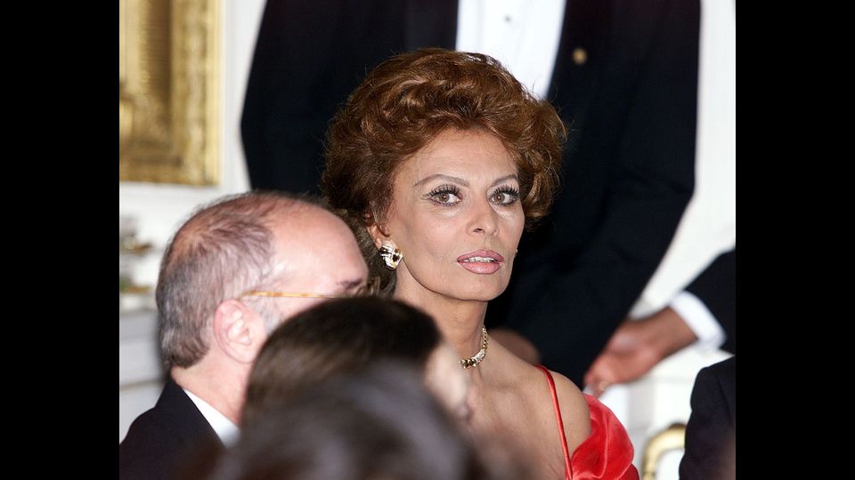 Sofia Loren con Romano Prodi alla Casa Bianca il 6 maggio 1998 (foto Afp)  &nbsp;