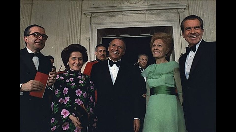 Il presidente del Consiglio Giulio Andreotti alla cena di Stato ospite del presidente americano Richard Nixon assieme a Frank Sinatra il 17 aprile 1973 &nbsp;