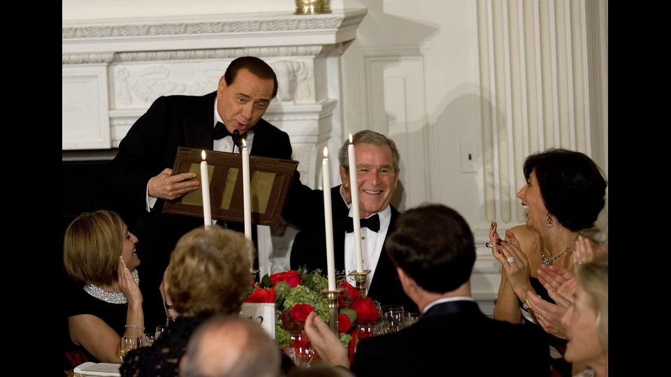 Il presidente del Consiglio Silvio Berlusconi ospite di George W.Bush alla Casa Bianca il 14 ottobre 2008 (foto Afp)  &nbsp;