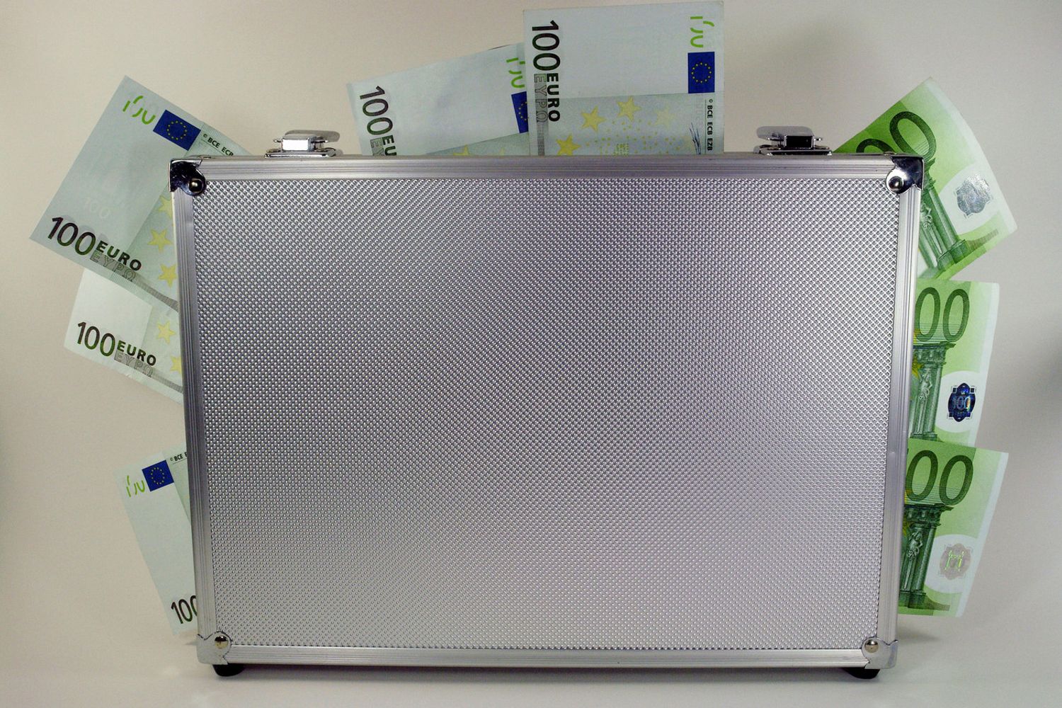 &nbsp;Soldi, euro, condono, evasione fiscale, economia, spesa, denaro, risparmio, cinquecento euro, accordo, condono, truffa