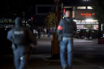Belgio, prende 15 persone in ostaggio nel supermercato. Arrestato