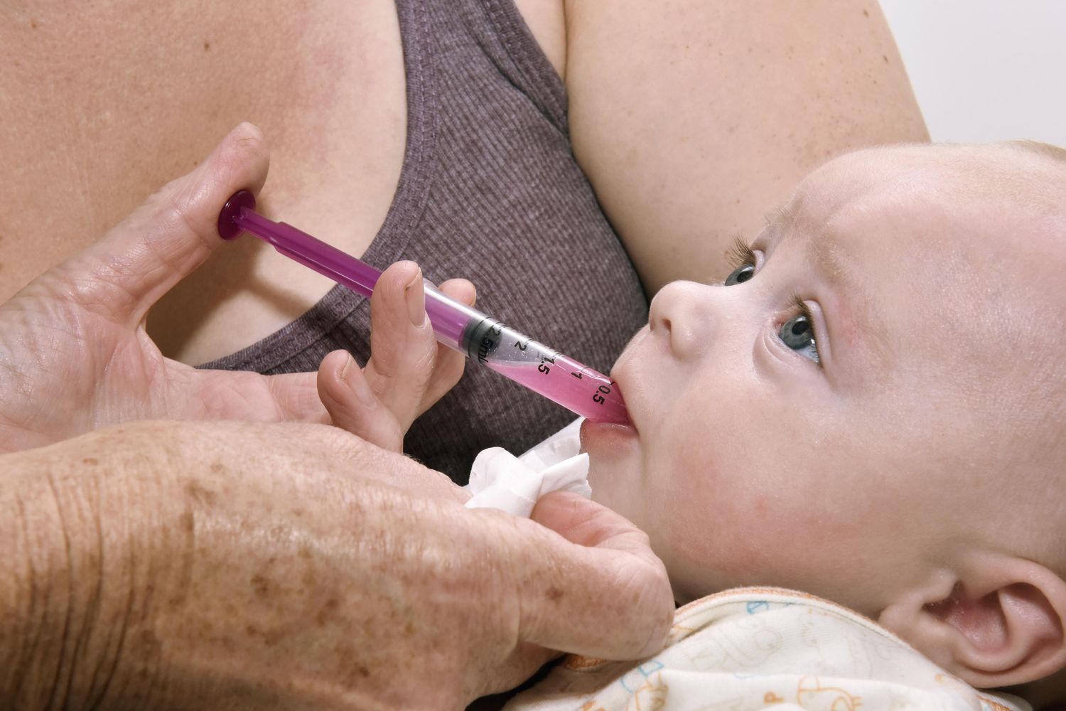 &nbsp;Pediatra somministra paracetamolo a bambino (Agf)