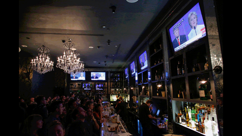 Usa 2016, Donald Tramp e Hillary Clinton durante il dibattito televisivo sulle presidenziali americane (Afp)