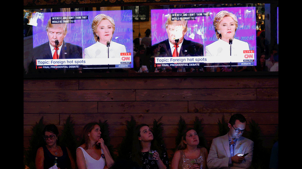 Usa 2016, Donald Tramp e Hillary Clinton durante il dibattito televisivo sulle presidenziali americane (Afp)