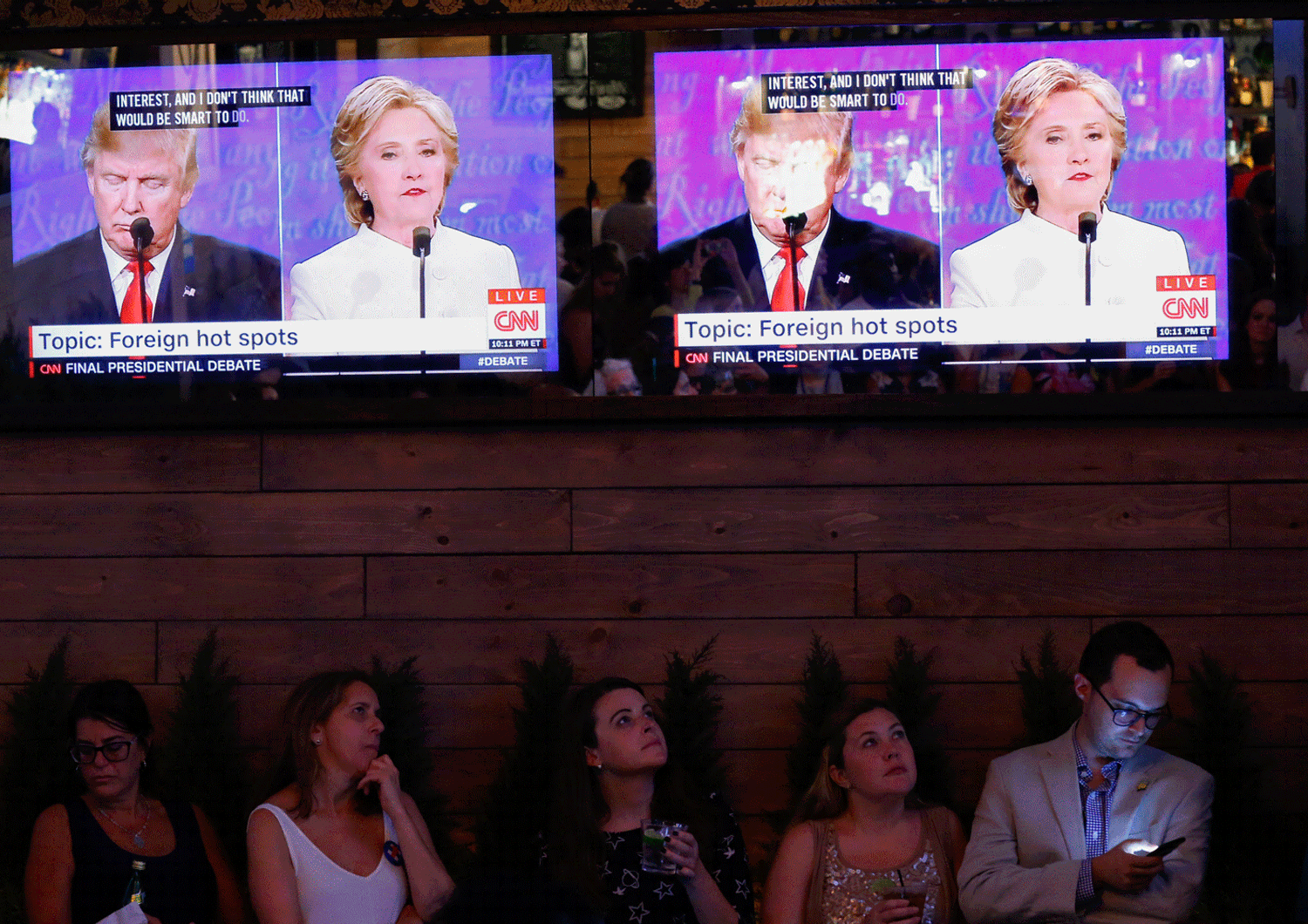 Usa 2016, Donald Tramp e Hillary Clinton durante il dibattito televisivo sulle presidenziali americane (Afp)