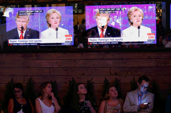 Usa 2016, Donald Tramp e Hillary Clinton durante il dibattito televisivo sulle presidenziali americane (Afp)