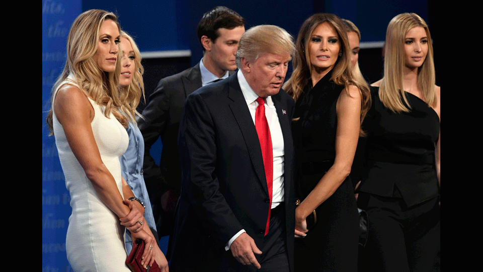 Usa 2016, Donald Tramp con la compagna e le figlie prima del dibattito televisivo sulle presidenziali americane con Hillary Clinton (Afp)