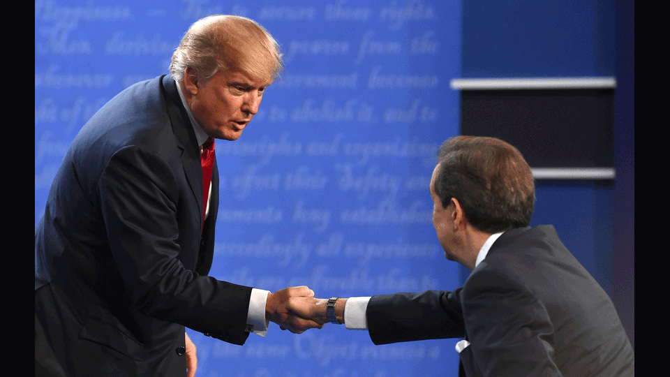 Usa 2016, Donald Tramp e Chris Wallace della Fox News moderatore del confronto in tv con la Clinton (Afp)&nbsp;
