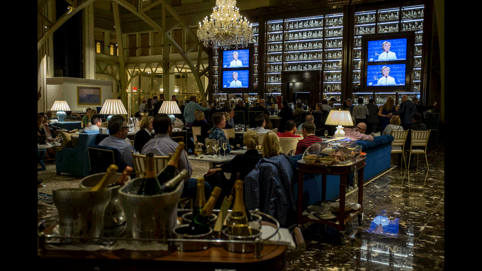 Usa 2016, Donald Tramp e Hillary Clinton durante il dibattito televisivo sulle presidenziali americane (Afp)&nbsp;