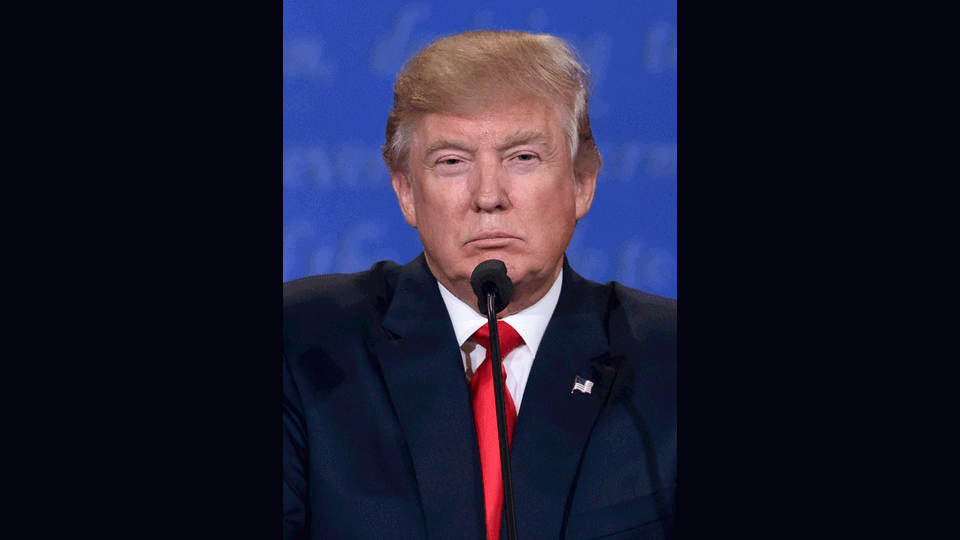 Usa 2016, Donald Tramp durante l'ultimo confronto televisivo con  Hillary Clinton  (Afp)&nbsp;