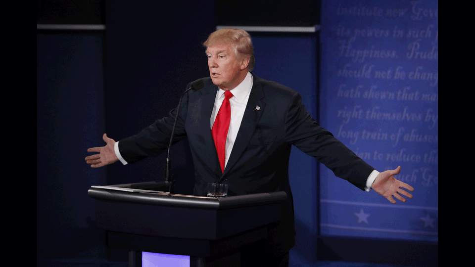 Usa 2016, Donald Tramp durante l'ultimo confronto televisivo con Hillary Clinton (Afp) &nbsp;