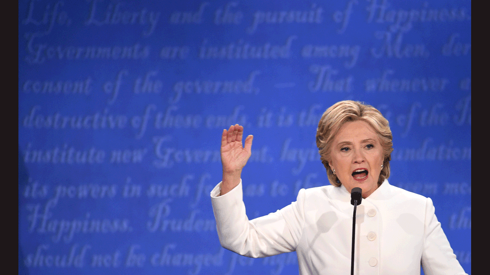 Usa 2016, Hillary Clinton durante l'ultimo confronto televisivo con Donald Trump (Afp)  &nbsp;