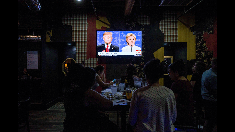 Usa 2016, Donald Tramp e Hillary Clinton durante il dibattito televisivo sulle presidenziali americane (Afp) &nbsp;