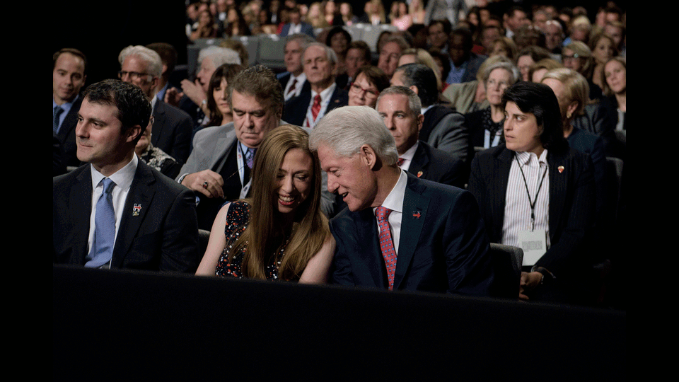 Usa 2016, Chelsea e l'ex presidente Bill Clinton in platea per il confronto tv tra Hillary Clinton e Donald Trump (Afp)&nbsp;