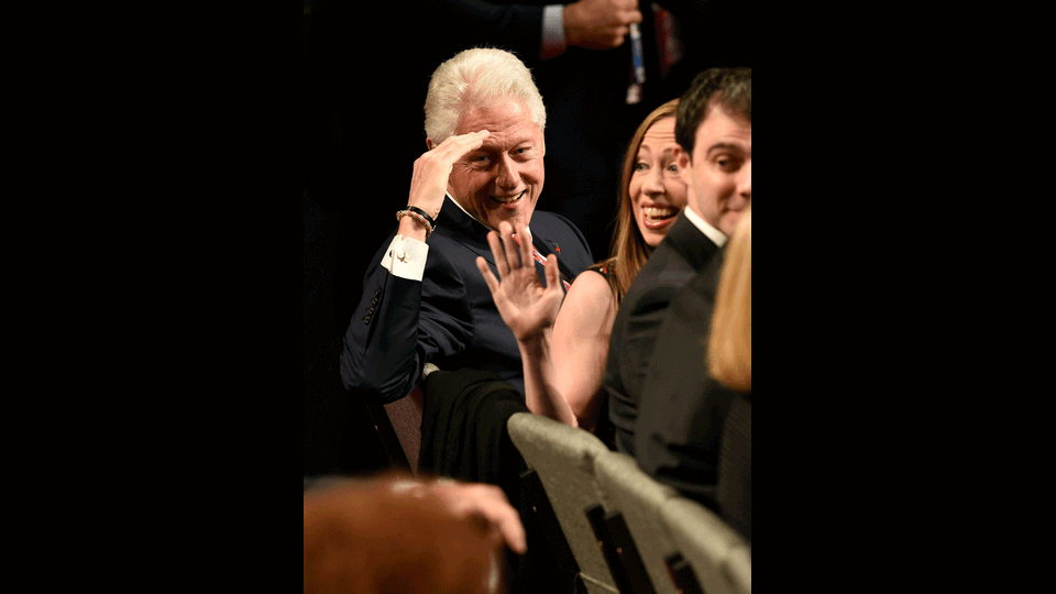 Usa 2016, l'ex presidente degli Stati Uniti Bill Clinton e la figlia Chelsea in platea prima del  confronto tv tra Hillary Clinton e Donald Trump (Afp) &nbsp;