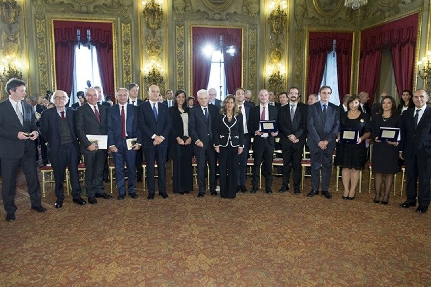 Mattarella, Descalzi, Marcegaglia al quirinale con i vincitori dell'Eni Award 2016 (foto Quirinale)&nbsp;