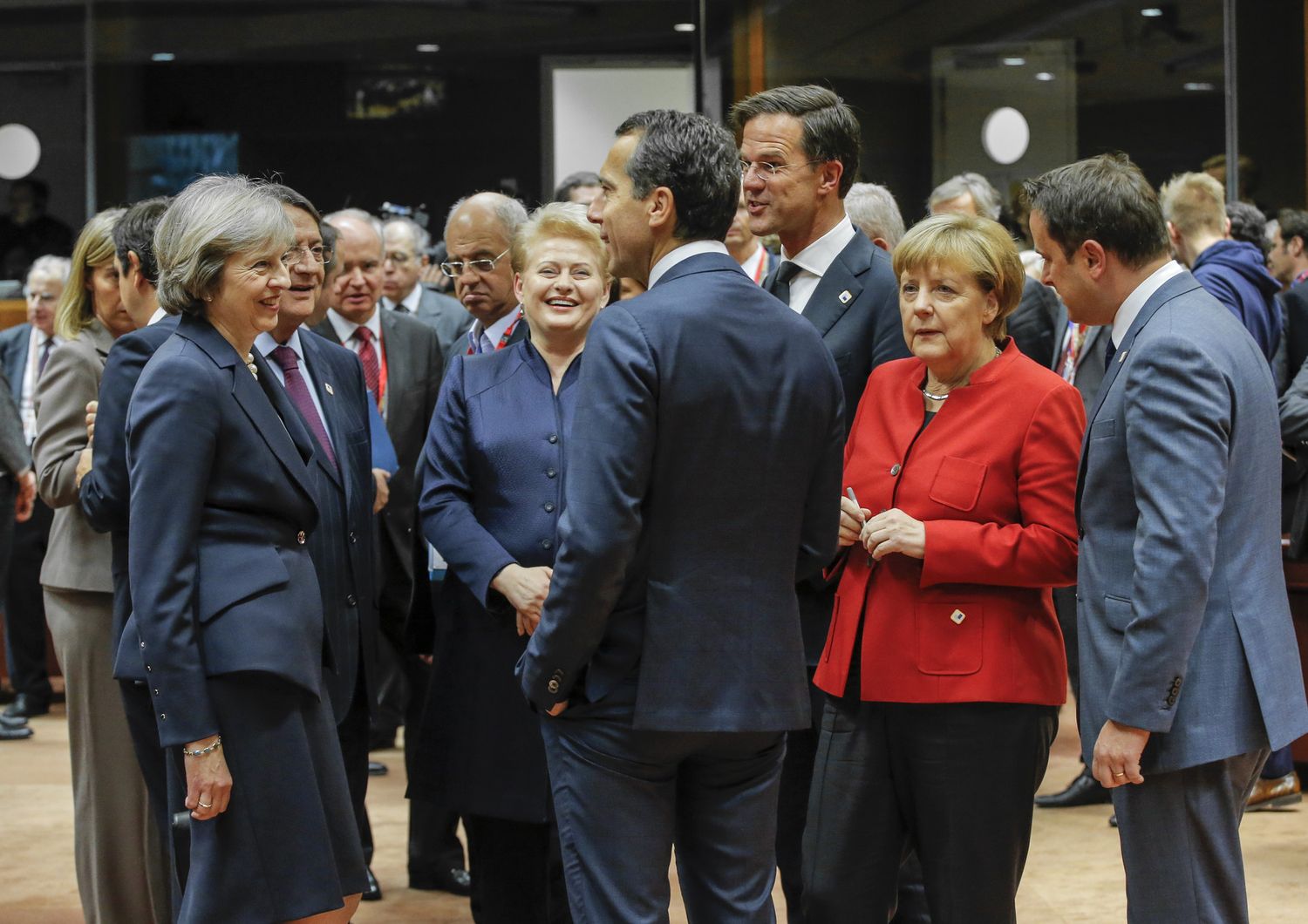 &nbsp;Theresa May,&nbsp;Dalia Grybauskaite, Christian Kern,  Mark Rutte,  Angela Merkel e il primo ministro del Lussemburgo Xavier Bettel  durante vertice Ue a Bruxelles&nbsp;
