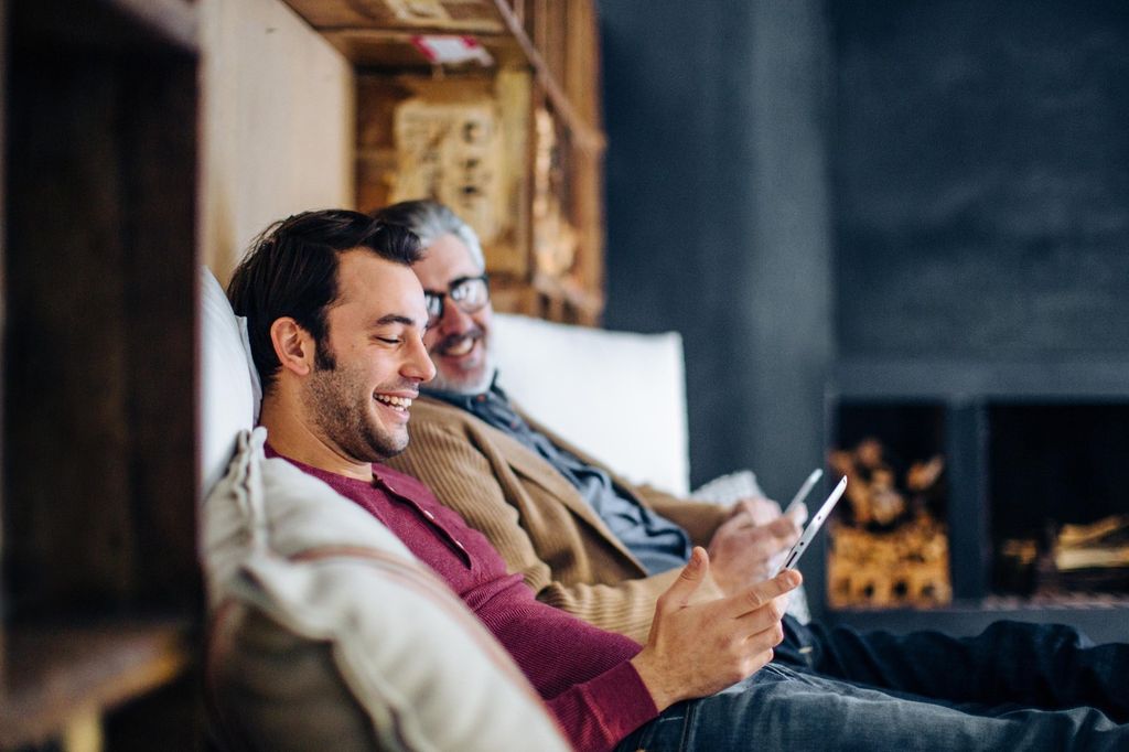 &nbsp;Giovani adulti in casa, famiglia, genitori, giovane anziano, cellulare, telefono