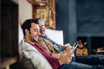 &nbsp;Giovani adulti in casa, famiglia, genitori, giovane anziano, cellulare, telefono