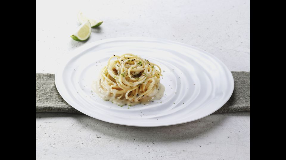 CACIO E PEPE SENZA GRUMI? ECCO COME OTTENERE LA CREMA PERFETTASe anche il New York Magazine si scomoda a proclamarlo piatto pi&ugrave; cool del 2016, &egrave; chiaro che con la Cacio e pepe c&rsquo;&egrave; poco da scherzare. Nonostante la sua apparente semplicit&agrave;, il piatto di pasta pi&ugrave; antico in circolazione presenta una sfida non proprio trascurabile: fare la &ldquo;cremina&rdquo;, e cio&egrave; sciogliere il pecorino senza che si rapprenda. Come? Il segreto &egrave; nell&rsquo;amido rilasciato dalla pasta nell&rsquo;acqua di cottura. Ne basta un mestolo, da far scaldare in padella a fuoco basso con il pecorino e un goccio d&rsquo;olio. Raggiunta la consistenza giusta, il fuoco va spento e la cremina di formaggio lasciata riposare. La pasta, ben scolata, va mantecata in padella a fuoco vivo per pochi secondi e il gioco &egrave; fatto.&nbsp;