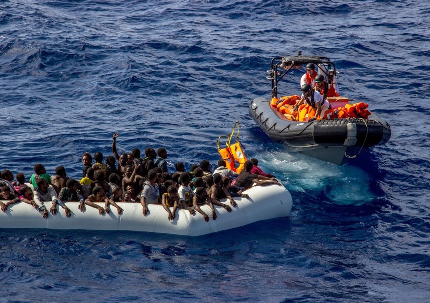 &nbsp;Migranti gommoni (foto medici senza frontiere)