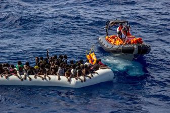 &nbsp;Migranti gommoni (foto medici senza frontiere)