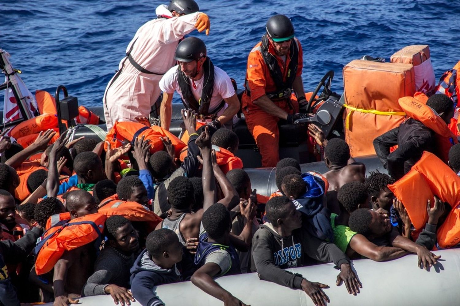 &nbsp;migranti gommoni (foto medici senza frontiere)