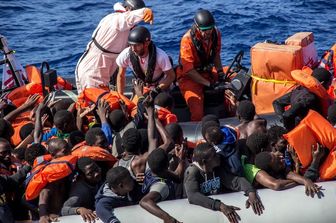 &nbsp;migranti gommoni (foto medici senza frontiere)