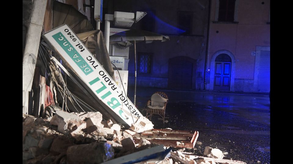 I crolli a Visso, terremoto Italia centrale (foto Afp)