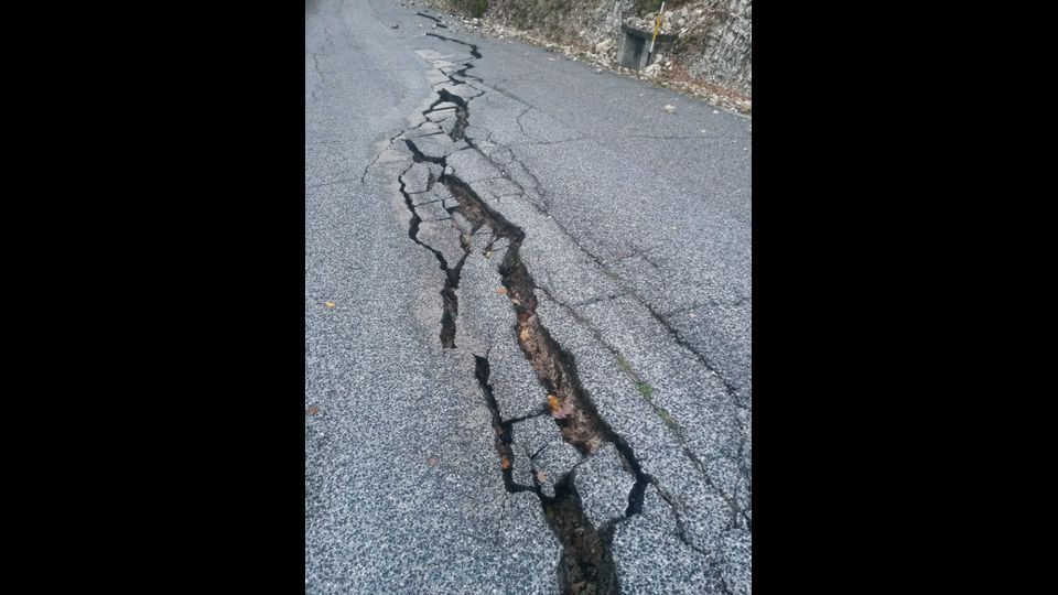 Terremoto Italia centrale, la faglia di Ussita (foto di Vincenzo Castellano, Agi) 27 ottobre 2016